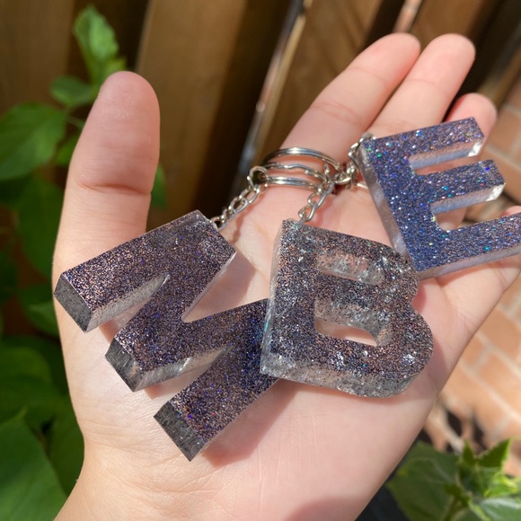 Resin initial keychains - Picture 2 of 4
